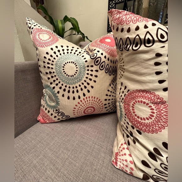 Cut Velvet Medallion on Taffeta Fabric Accent Pillow COVER ONLY
#0911248B - Picture 4 of 11